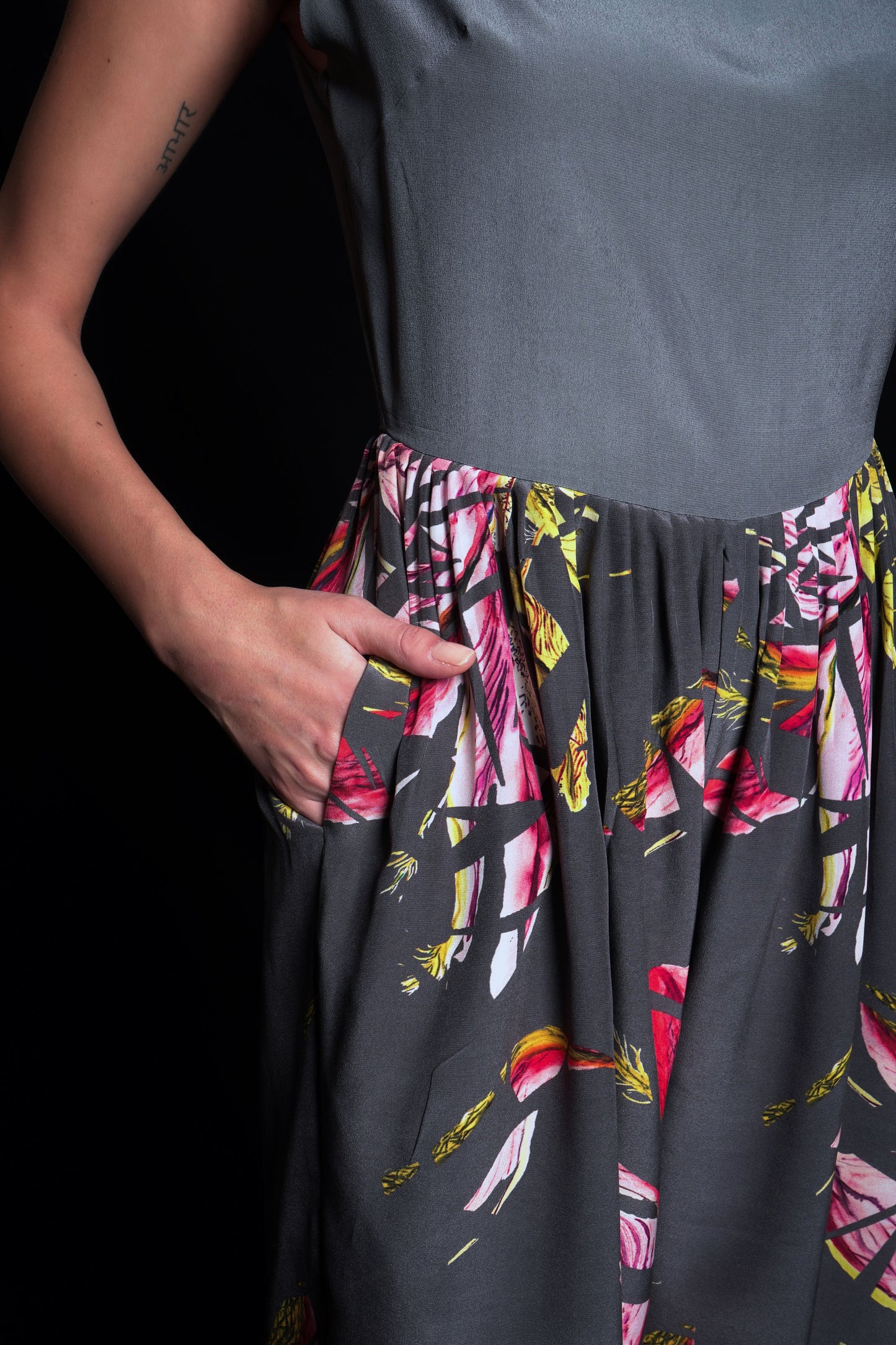 Titanium jumspuit featuring broken flower print