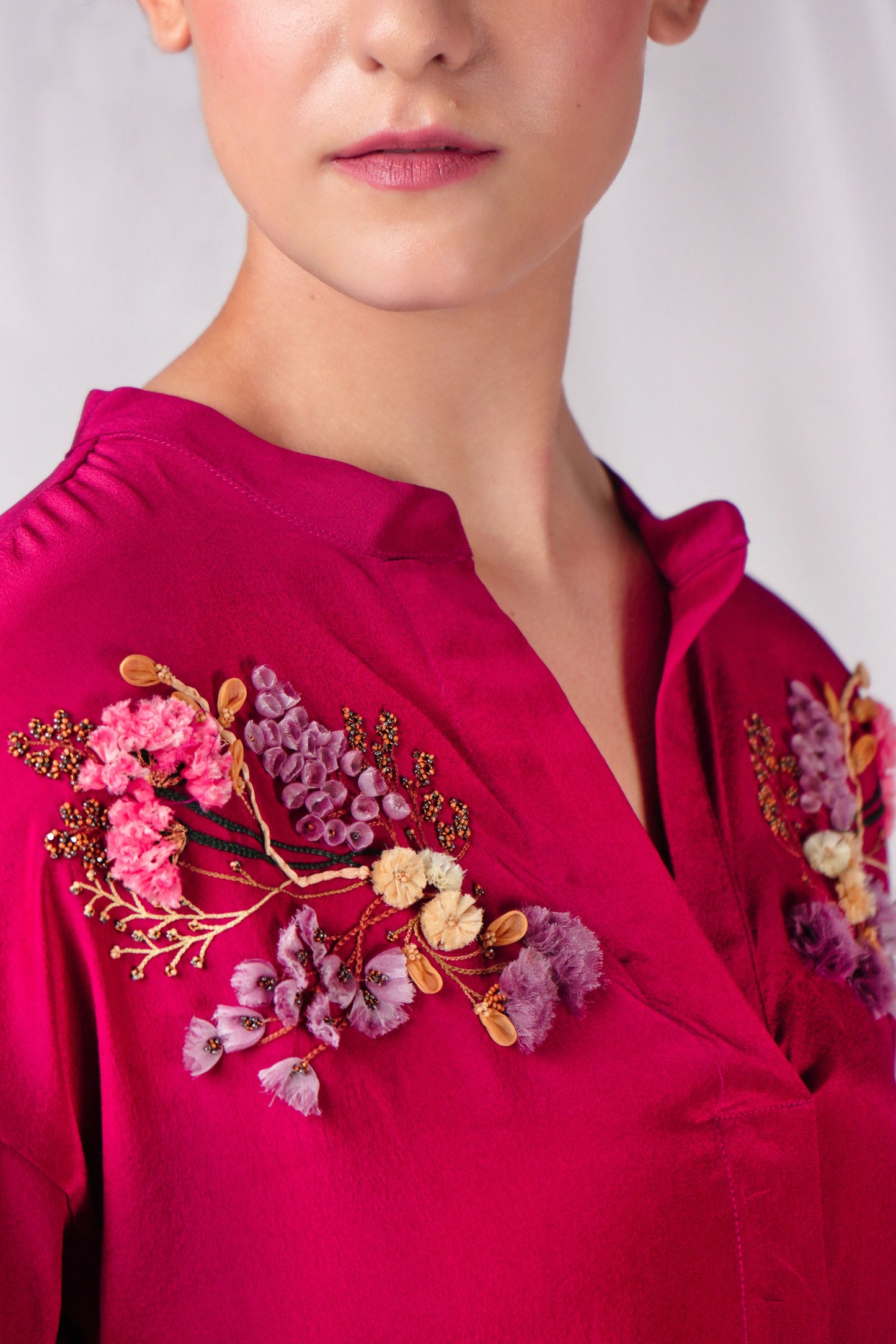 Tent-fitted casual dress with turn-up sleeves and symmetrical floral embroidery