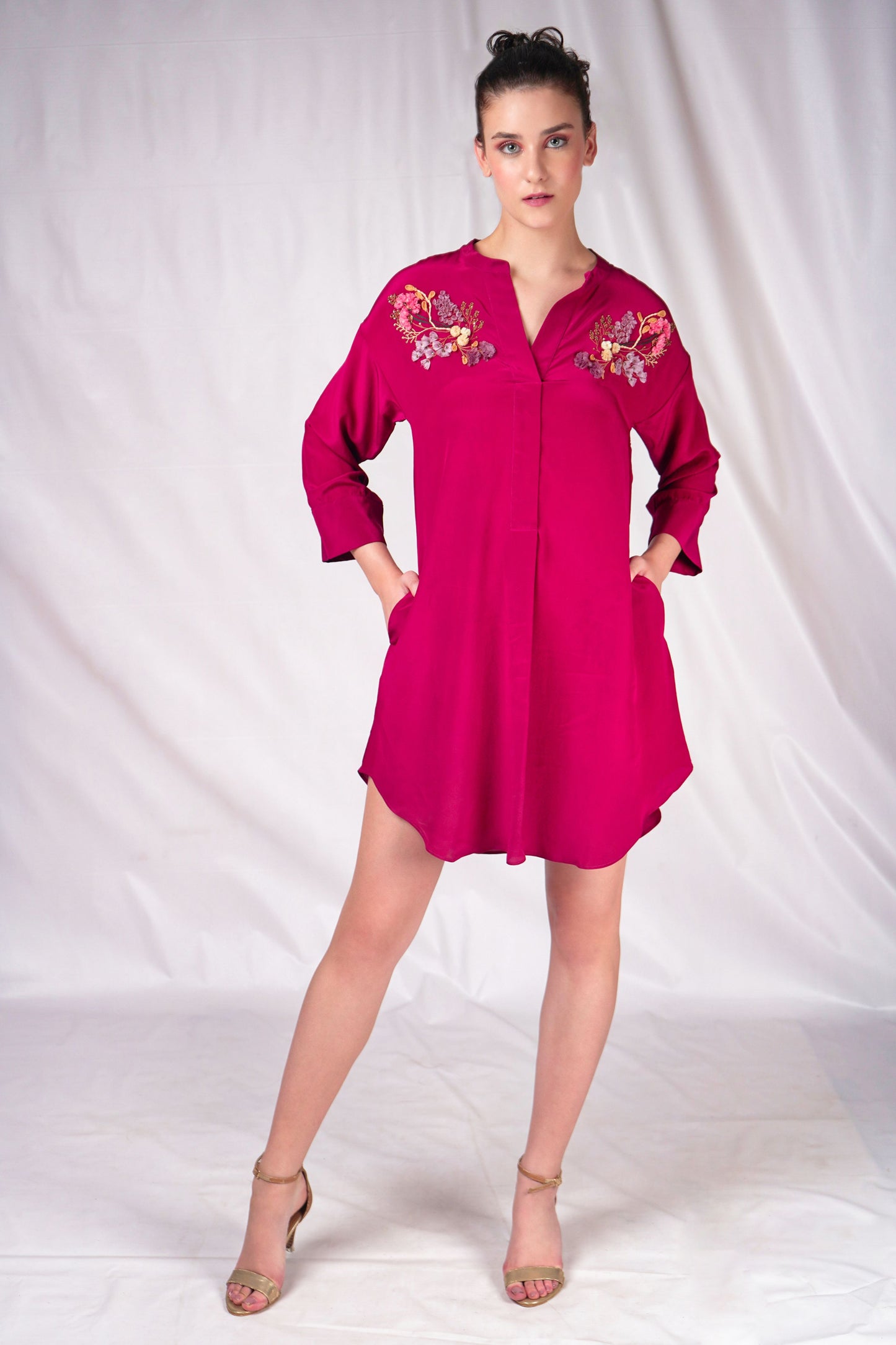 Tent-fitted casual dress with turn-up sleeves and symmetrical floral embroidery