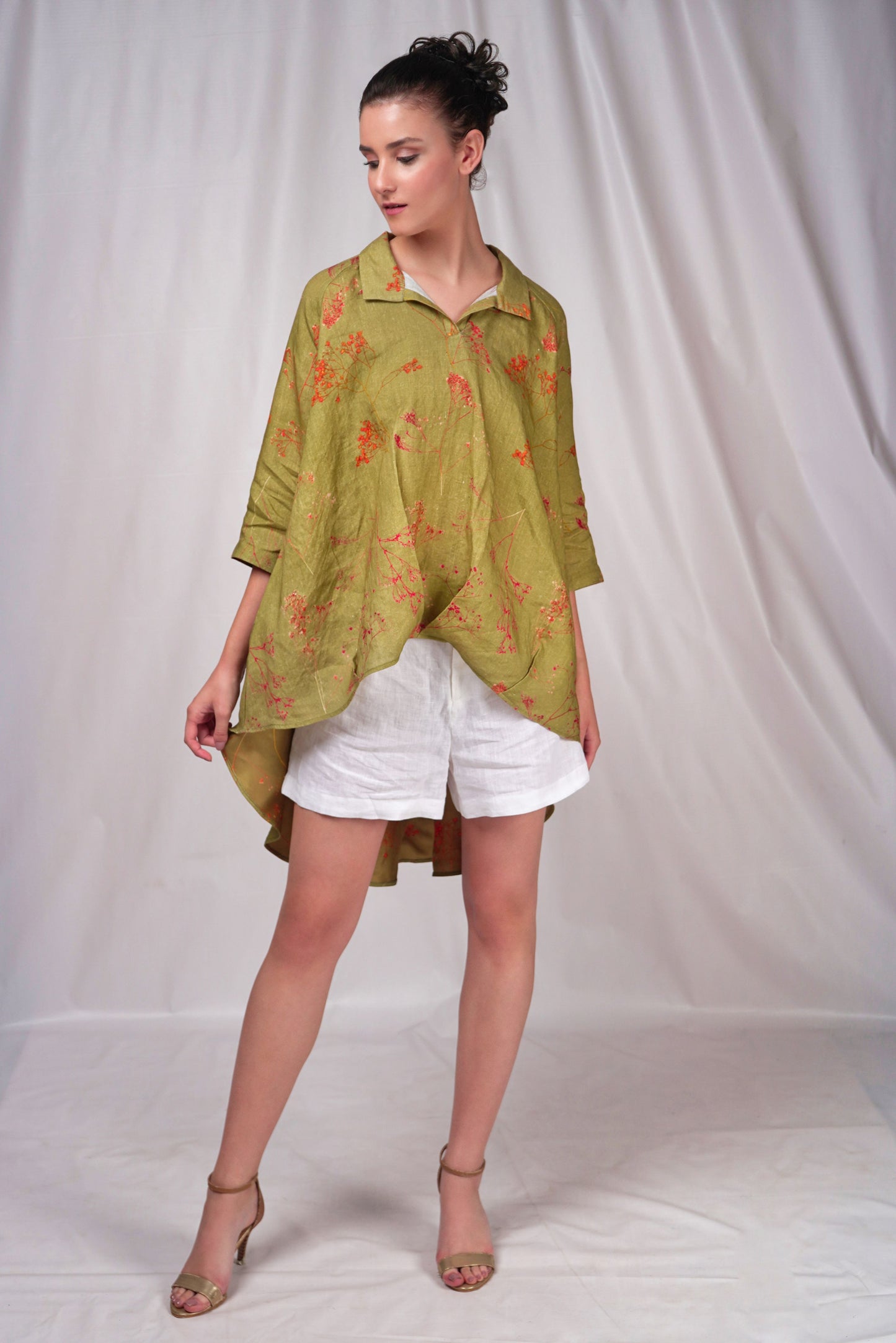 Chique top in soft linen with graduating hemline and complimentary hued floral prints