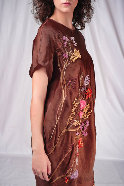 Balloon-fitted dress with floral hand embroidery