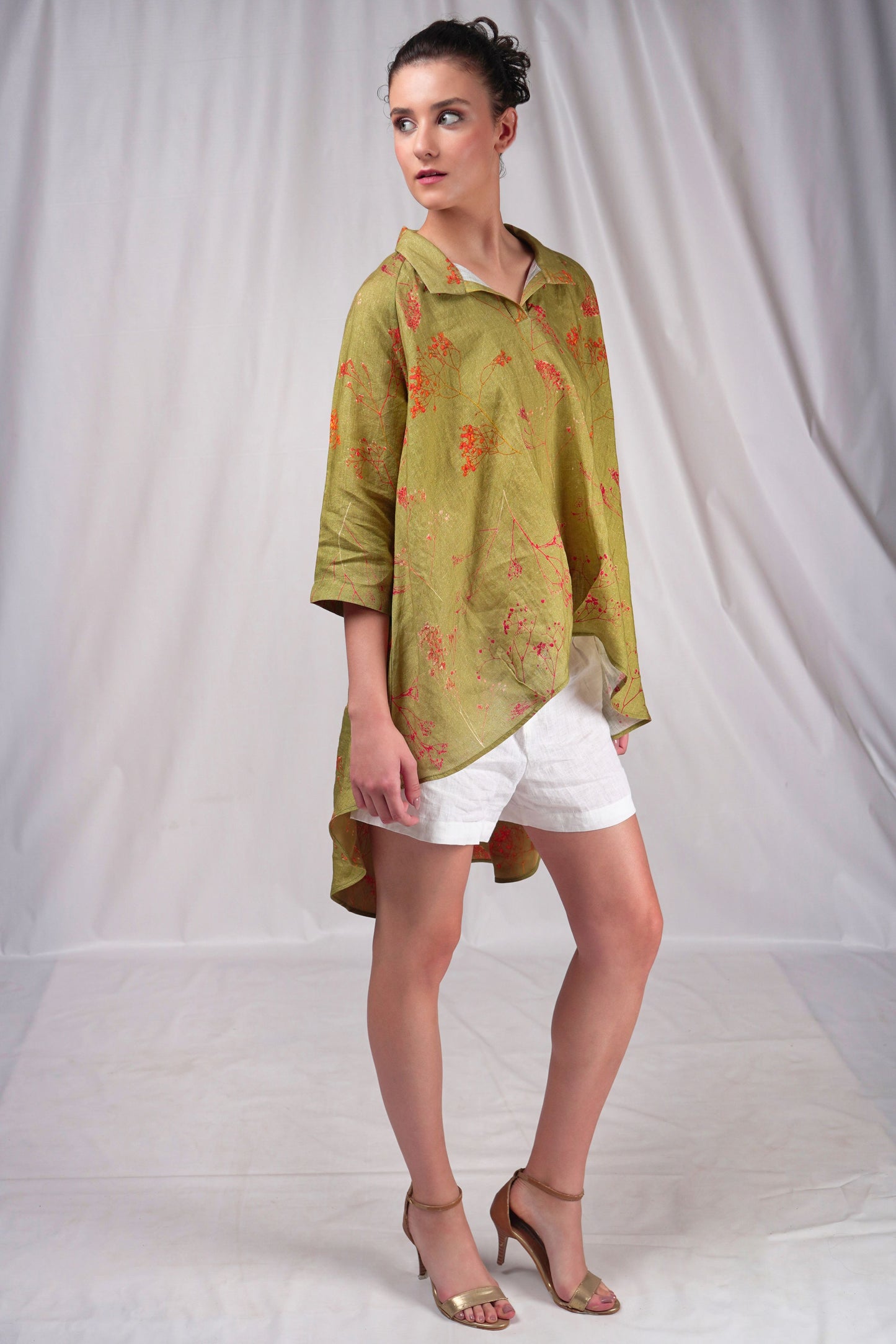 Chique top in soft linen with graduating hemline and complimentary hued floral prints