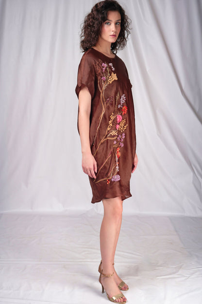 Balloon-fitted dress with floral hand embroidery