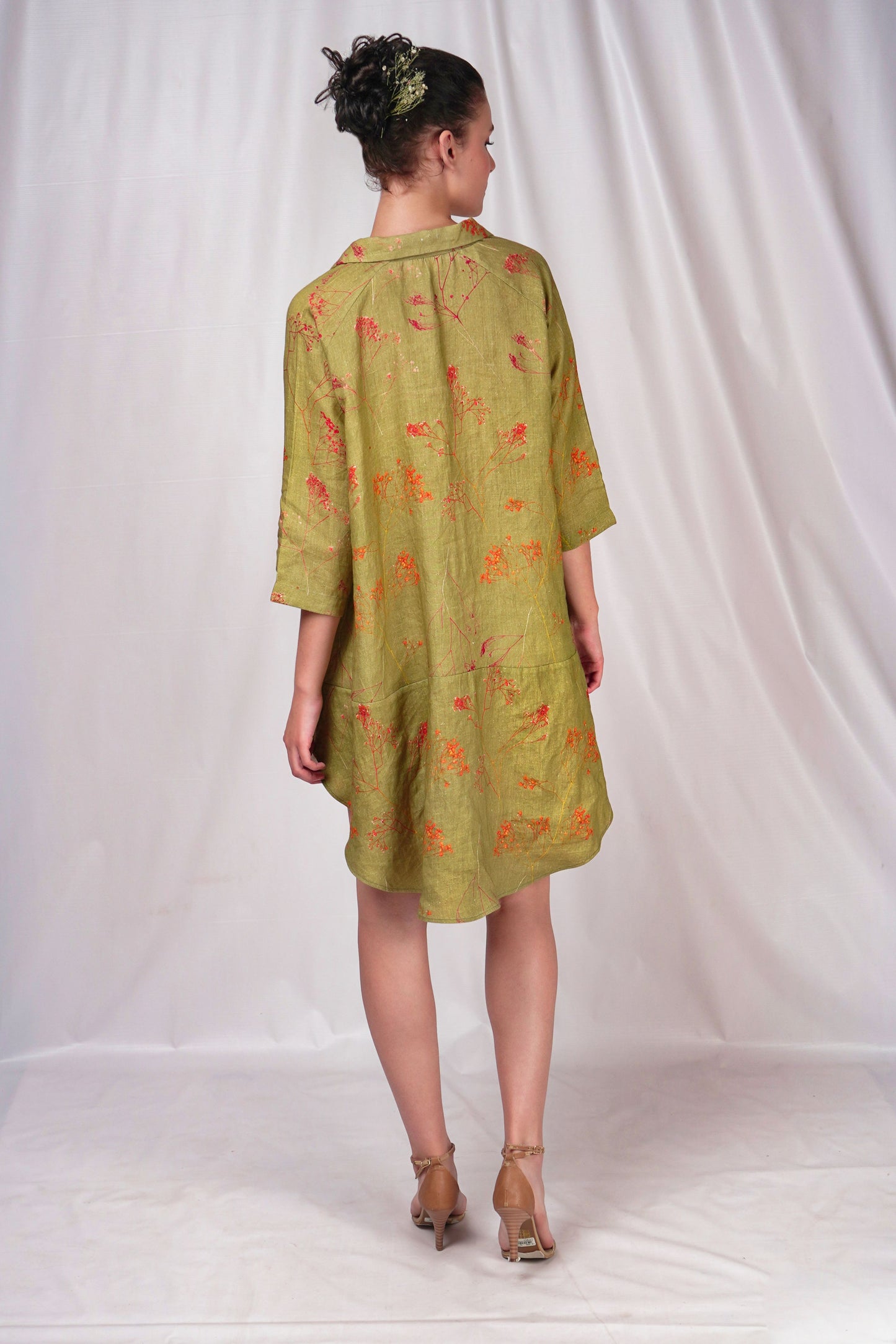 Chique top in soft linen with graduating hemline and complimentary hued floral prints