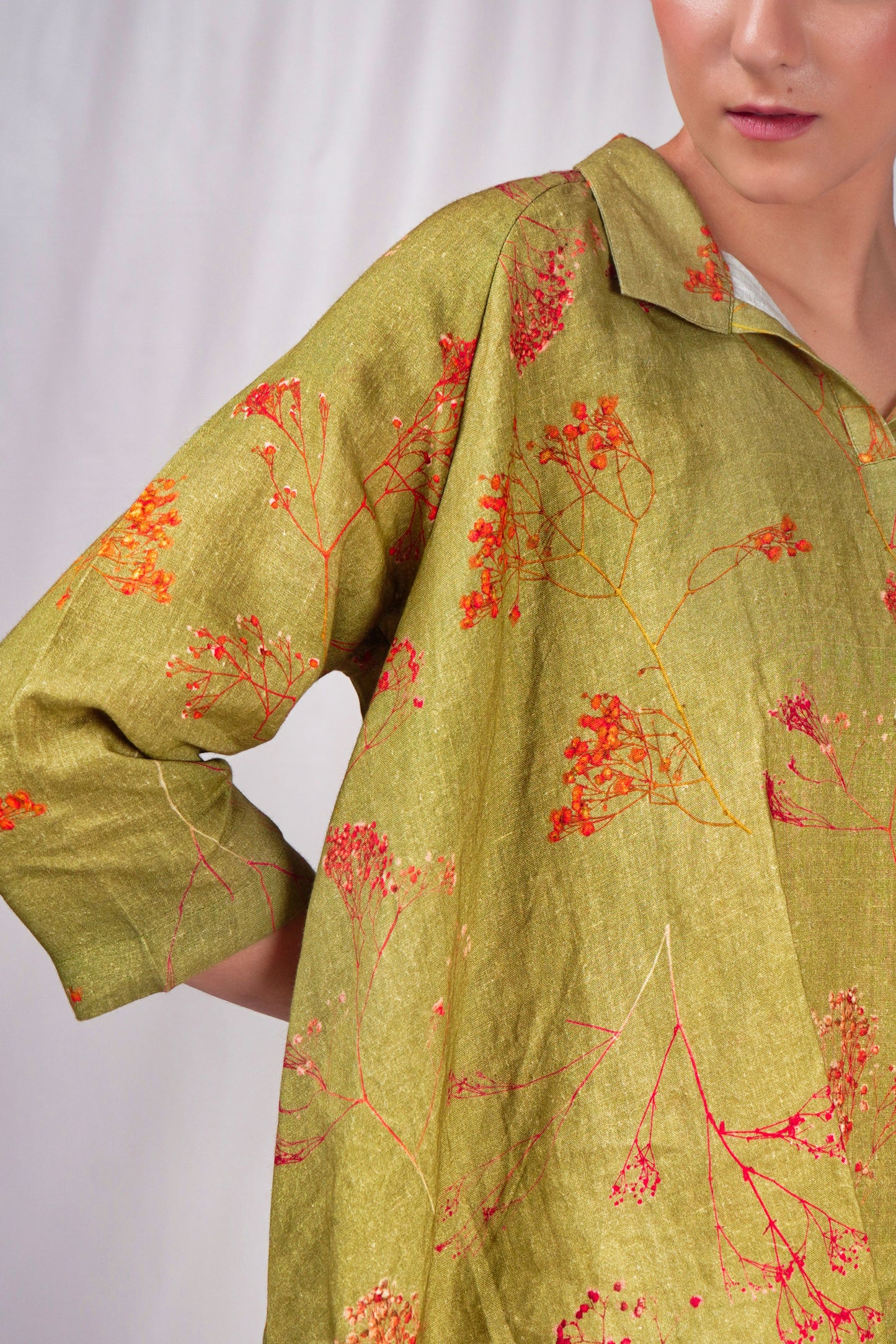 Chique top in soft linen with graduating hemline and complimentary hued floral prints